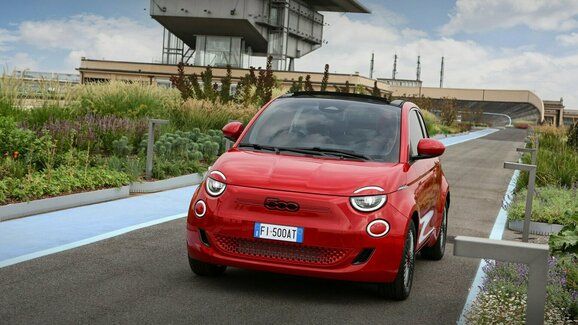 Lidé mohou jezdit po střeše bývalé továrny Fiatu nad Turínem