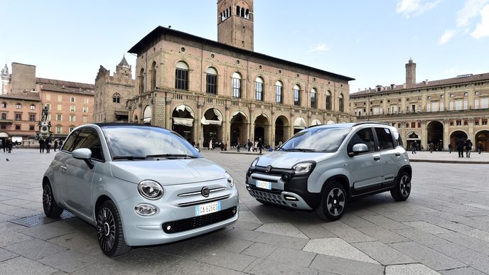 Vozy Fiat při představení na náměstí v Boloni