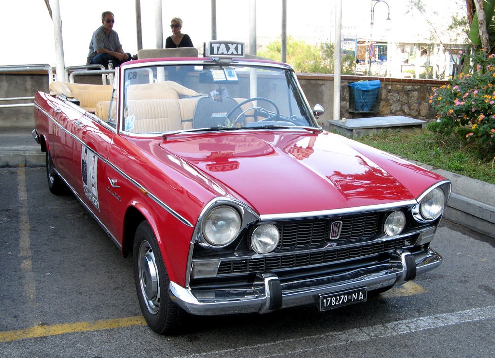 Po přistání na ostrově Capri čekaly v roce 2007 na cestující červené kabriolety Fiat 1800, používané taxislužbou a patrně upravené ze sedanů.