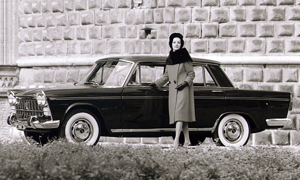 Eleganci modelu Fiat 2300 zvyšovaly pneumatiky s bílými boky.