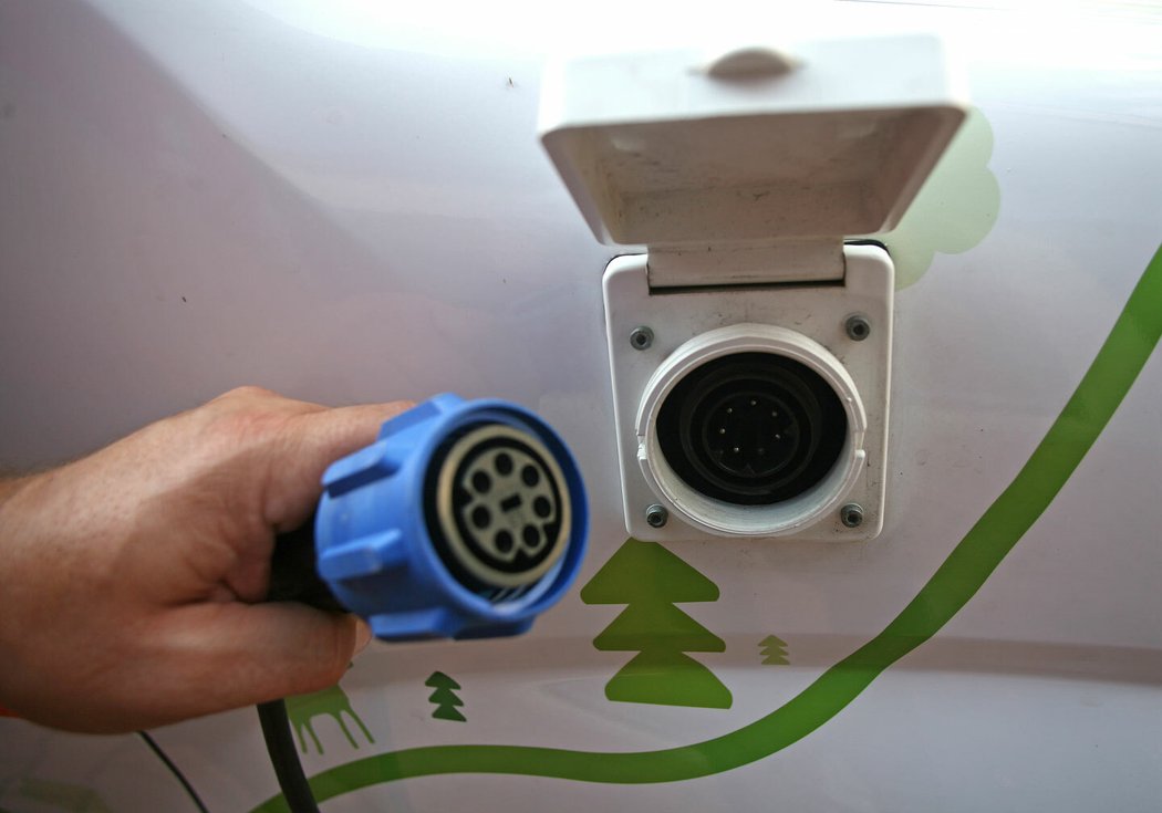 Vzácný elektromobil prozrazuje přípojka k zásuvce v pravém předním blatníku a údaje na displeji v přístrojovém štítu