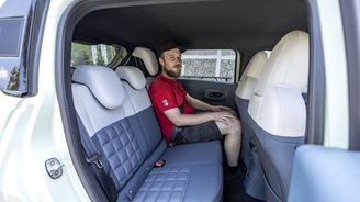 Je zde podstatně více místa na hlavy pasažérů, vždyť také panda nemůže mít prosklenou střechu či střešní okno. Je zde podstatně více místa na hlavy pasažérů, vždyť také panda nemůže mít prosklenou střechu či střešní okno.