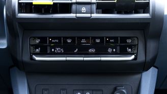Je to tu vzdušné, přehledné a potěšil i samostatný panel klimatizace. Škoda jen docela průměrného ozvučení. Je to tu vzdušné, přehledné a potěšil i samostatný panel klimatizace. Škoda jen docela průměrného ozvučení.