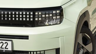 Světlomety sice trochu připomínají Hyundai Santa Fe, ale celek funguje skvěle. Svítí také dobře. Světlomety sice trochu připomínají Hyundai Santa Fe, ale celek funguje skvěle. Svítí také dobře.