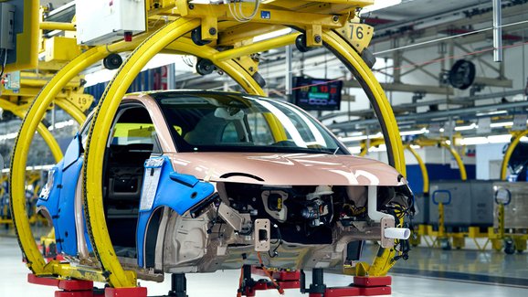 Světová výroba aut loni klesla o 16 %, je nejníže od roku 2010
