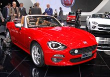 Fiat 124 Spider nelze nemilovat, v Ženevě je miláčkem expozice. Nechybí ani Abarth! (+video)