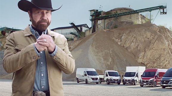 Chuck Norris a Fiat Ducato září v nové reklamě. Zajímavější honičku s dodávkou jste neviděli!