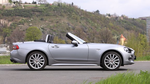 Petrolheadi smutní. Výroba Fiatu 124 Spider končí