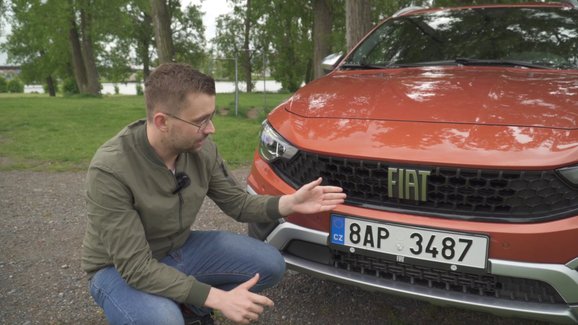 Video: Fiat Tipo Cross je stylovka do města i na polňačky. Čechům budou chybět jen dvě věci