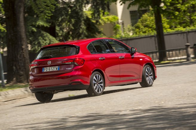 Elegantní linie hatchbacku nezapřou inspiraci Alfou Giulietta. Kufr má vysoký práh, ale královský objem.