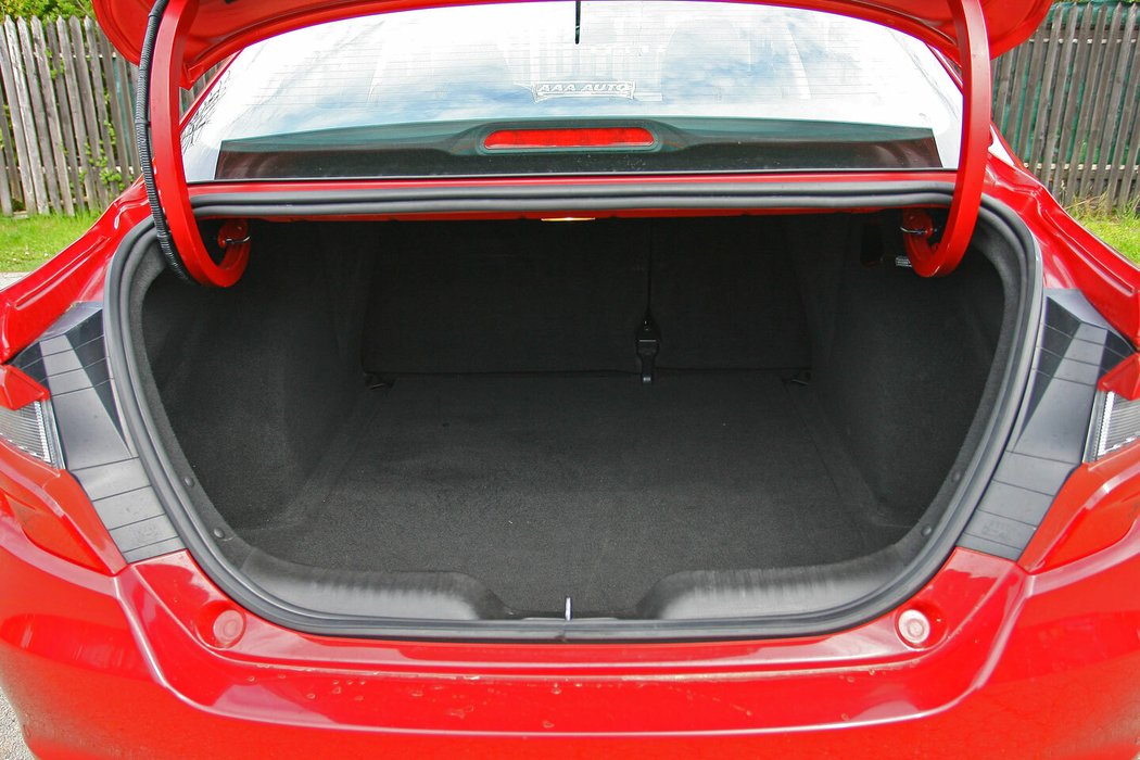 Na přístupnost kufru sedanů Češi nadávají, přitom k velkému prostoru dostávají bonus v podobě tiché, pevné a aerodynamické karoserie