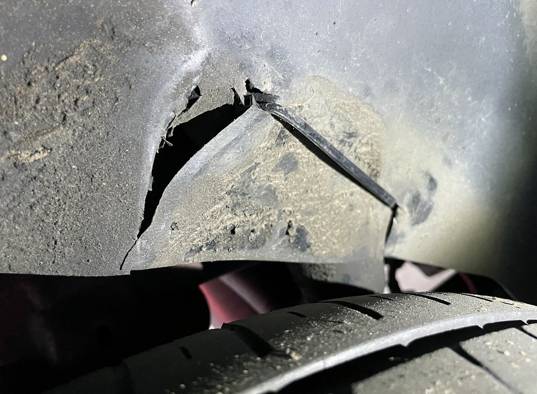 Proražená pneumatika v minulosti napáchala skryté škody na plastovém krytu zadního podběhu