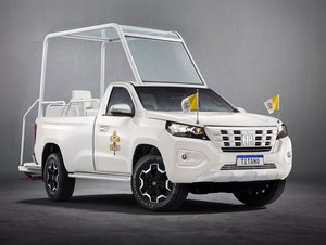 Papež Lev XIV. dostane speciální fiat. Projede se v něm v Uruguayi