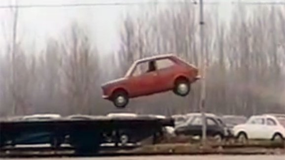 Reklamy, které stojí za to: Fiat 127 skáče na vlak
