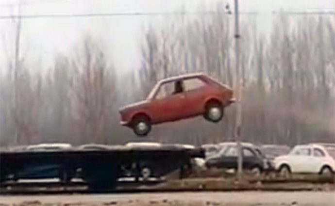 Reklamy, které stojí za to: Fiat 127 skáče na vlak