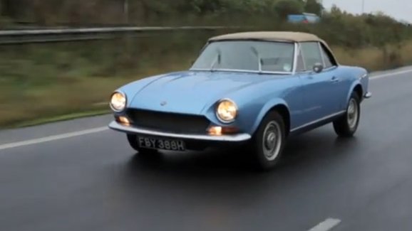 Fiat 124 Spider (1970): Modrá posedlost (video)