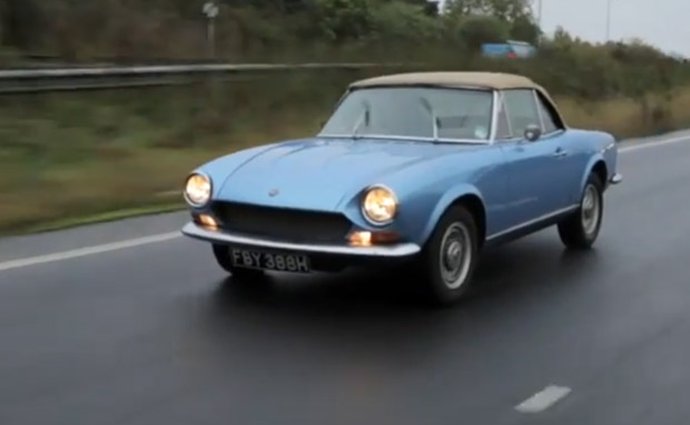 Fiat 124 Spider (1970): Modrá posedlost (video)
