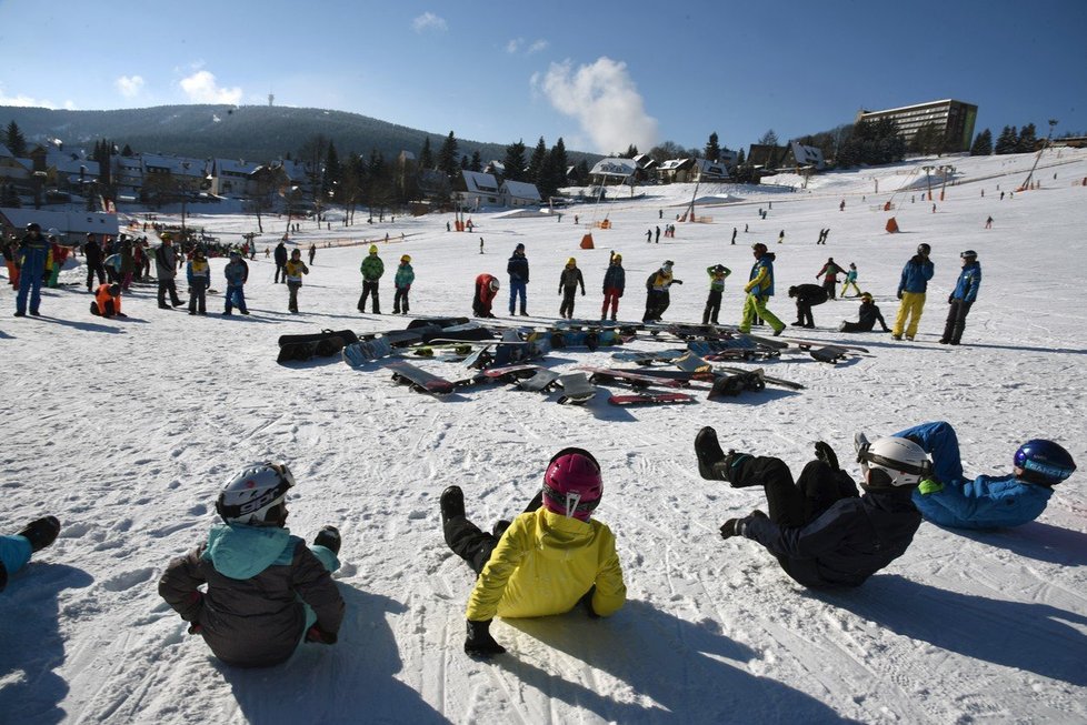 Sobotní slunečné počasí přilákalo do hor tisíce lyžařů. V mnoha skiareálech se o víkendu lyžovalo naposledy, od pondělí budou v provozu už jen hlavní či výše položená střediska, některá přešla na takzvaný víkendový provoz. (ilustrační foto)