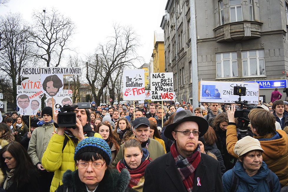 Stovky Slováků demonstrovaly před slovenskou ambasádou v Praze.