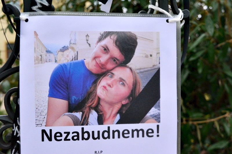 Protest v Praze: Stovky lidí demonstrovaly před slovenskou ambasádou po vraždě Jána Kuciaka a jeho snoubenky.