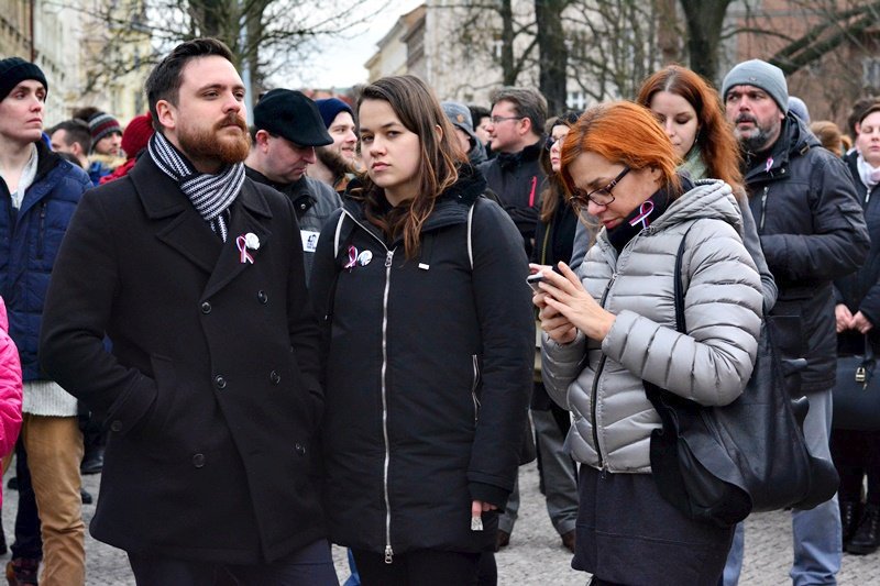 Stovky lidí demonstrují před slovenskou ambasádou. Chtějí změnu vlády.