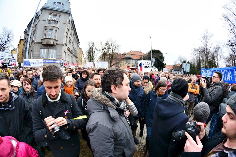 Stovky lidí demonstrují před slovenskou ambasádou. Chtějí změnu vlády.