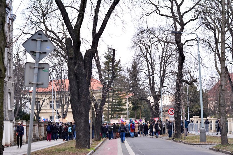 Stovky lidí demonstrují před slovenskou ambasádou. Chtějí změnu vlády.