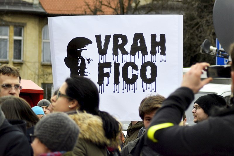 Lidé protestovali před slovenskou ambasádou. Křičeli, ať zavřou prezidenta Fica do basy.