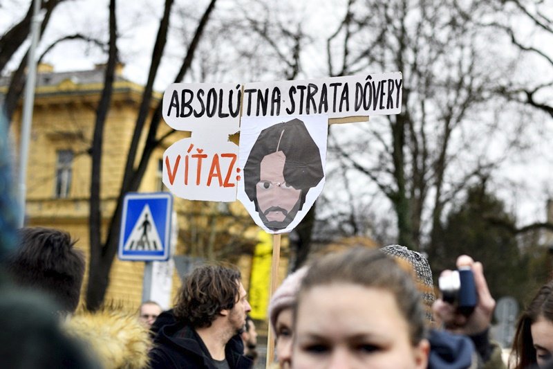 Lidé protestovali před slovenskou ambasádou. Křičeli, ať zavřou premiéra Fica do basy.