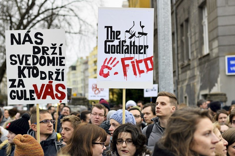 Lidé protestovali před slovenskou ambasádou. Křičeli, ať zavřou premiéra Fica do basy.