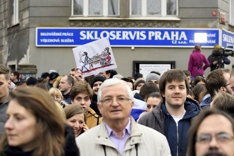 Lidé protestovali před slovenskou ambasádou. Křičeli, ať zavřou prezidenta Fica do basy.