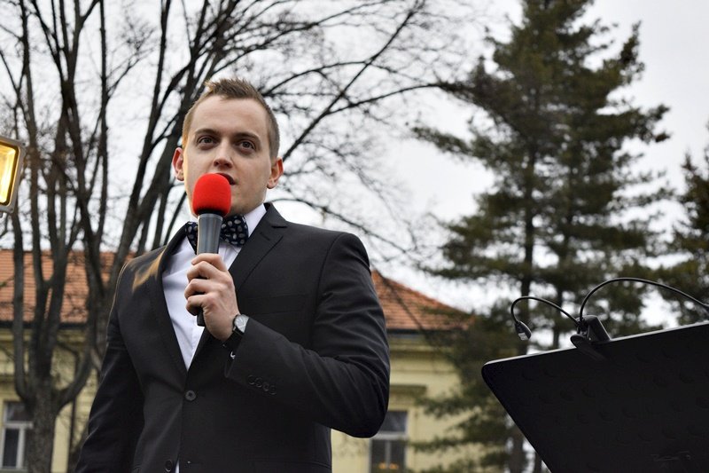 Lidé protestovali před slovenskou ambasádou. Křičeli, ať zavřou prezidenta Fica do basy.