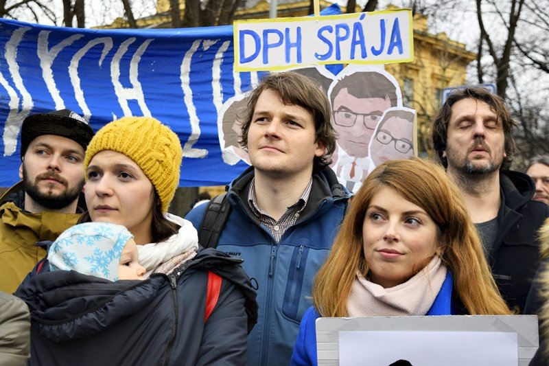 Lidé protestovali před slovenskou ambasádou. Křičeli, ať zavřou prezidenta Fica do basy.