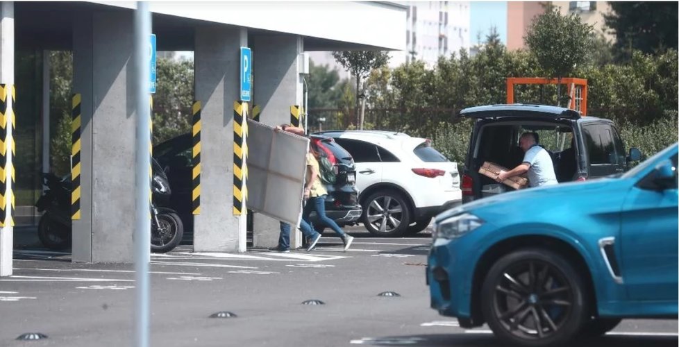 Troškovou stěhuje Ficova ochranka.