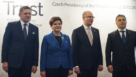 Premiéři zemí visegrádské čtyřky zleva Robert Fico (Slovensko), Beata Szydlová (Polsko), Bohuslav Sobotka (ČR) a Viktor Orbán (Maďarsko). V Praze se scházejí znovu po dvou měsících.
