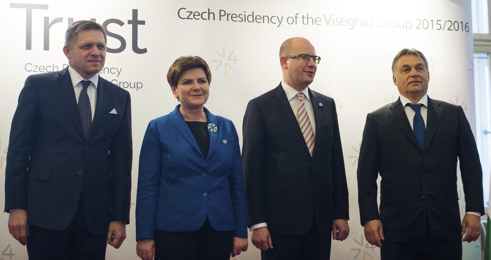 Premiéři zemí visegrádské čtyřky zleva Robert Fico (Slovensko), Beata Szydlová (Polsko), Bohuslav Sobotka (ČR) a Viktor Orbán (Maďarsko) pózují fotografům na summitu premiérů Visegrádské skupiny v Praze.