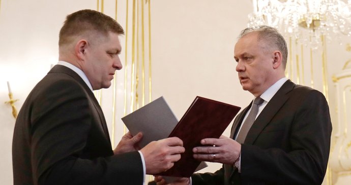 Premiér Robert Fico předal na Slovensku svoji demisi. Nahradil ho jeho vicepremiér Peter Pellegrini (15. 3. 2018).