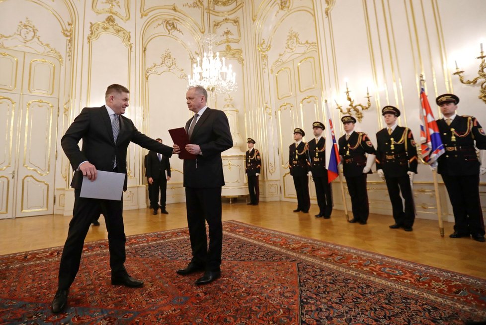 Premiér Robert Fico předal na Slovensku svoji demisi. Nahradil ho jeho vicepremiér Peter Pellegrini.