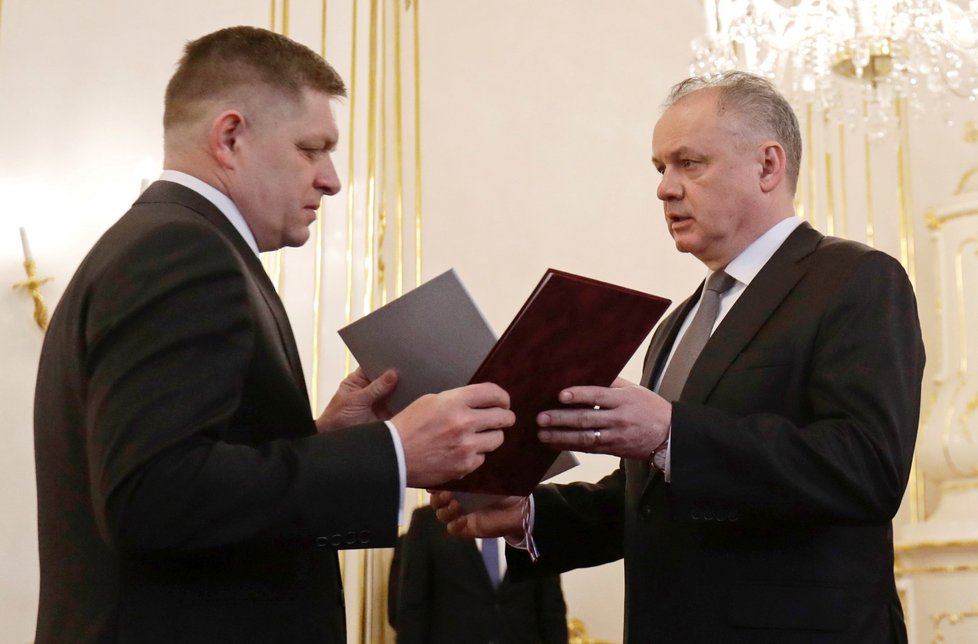 Premiér Robert Fico při předání demise na Slovensku. Nahradil ho jeho vicepremiér Peter Pellegrini (15. 3. 2018).