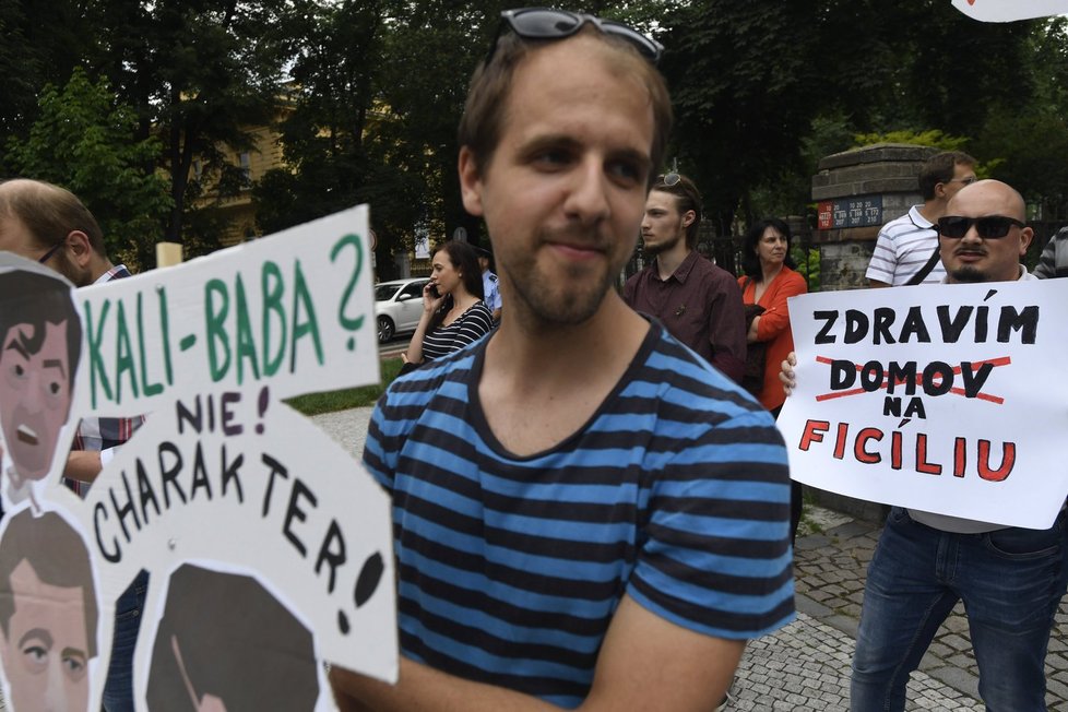 Pražský protest Slováků proti Ficovi a za odstoupení ministra vnitra Kaliňáka