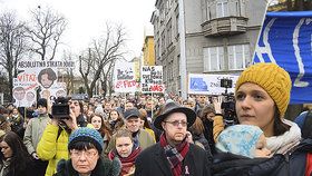 Stovky lidí demonstrovaly před slovenskou ambasádou. Chtějí změnu vlády.
