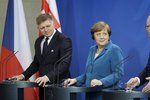 Slovenský premiér Robert Fico, německá kancléřka Angela Merkelová a český premiér Bohuslav Sobotka na tiskové konferenci po jednání v Berlíně
