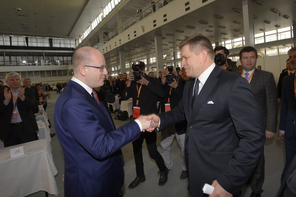 Slovenský premiér Robert Fico dorazil do Brna na sjezd ČSSD, kde ho uvítal jeho český protějšek Bohuslav Sobotka.