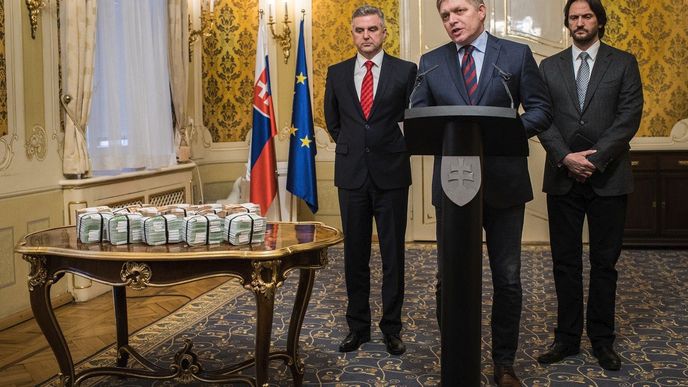 Slovenský premiér Robert Fico ukázal na tiskové konferenci k vraždě novináře milion eur jako odměnu za informace vedoucí k dopadení pachatel.