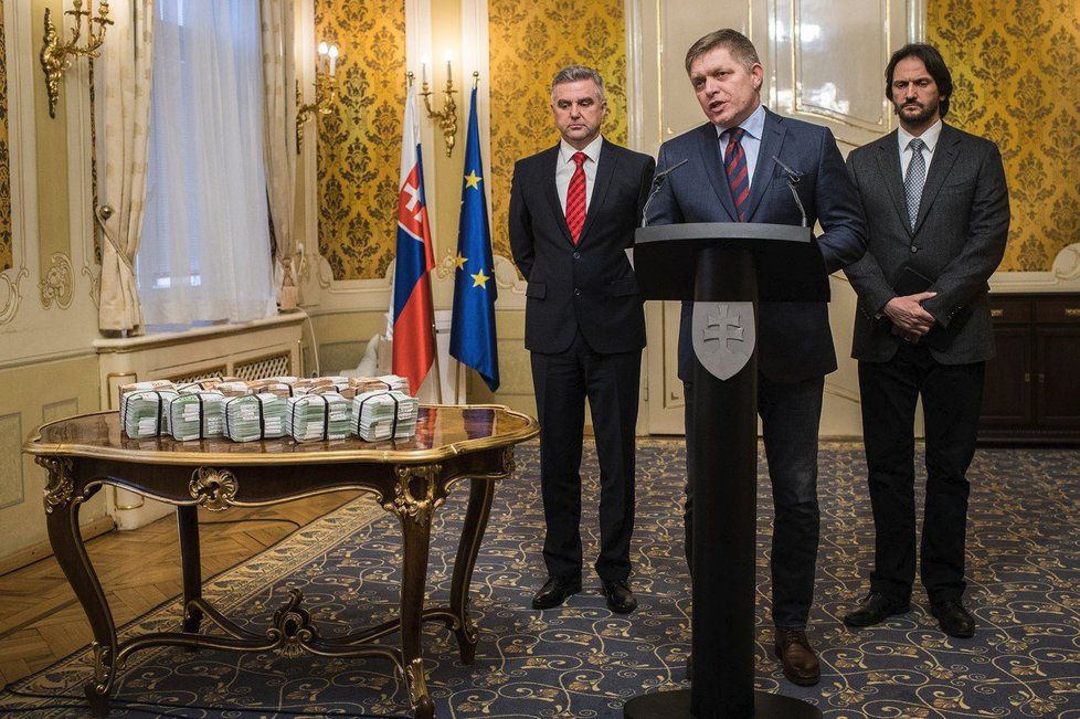 Slovenský expremiér Robert Fico ukázal na tiskové konferenci k vraždě novináře milion eur