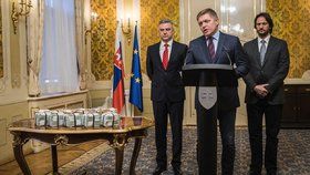 Slovenský premiér Robert Fico ukázal na tiskové konferenci k vraždě novináře milion eur.