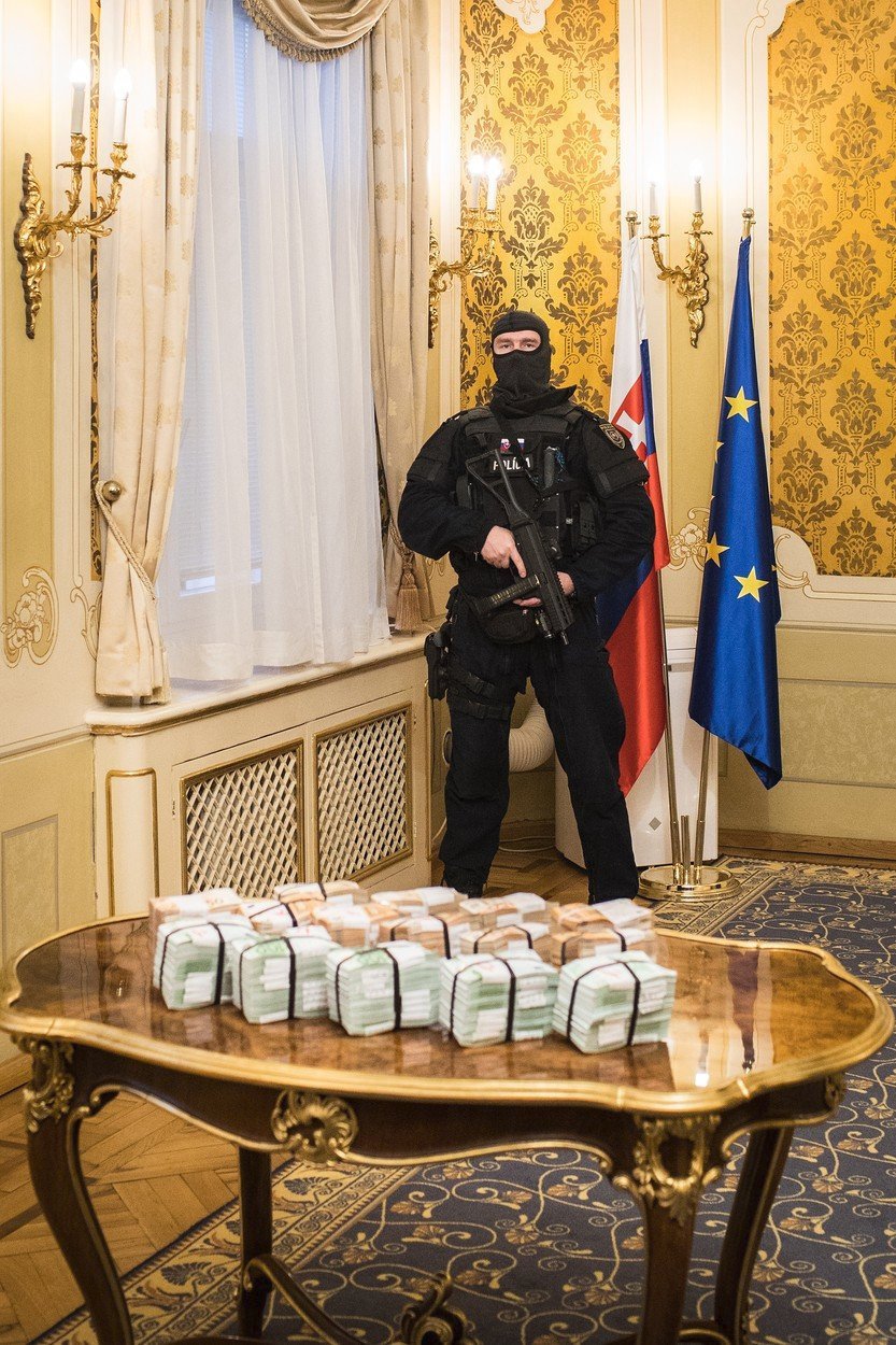 Slovenský premiér Robert Fico ukázal na tiskové konferenci k vraždě novináře milion eur.