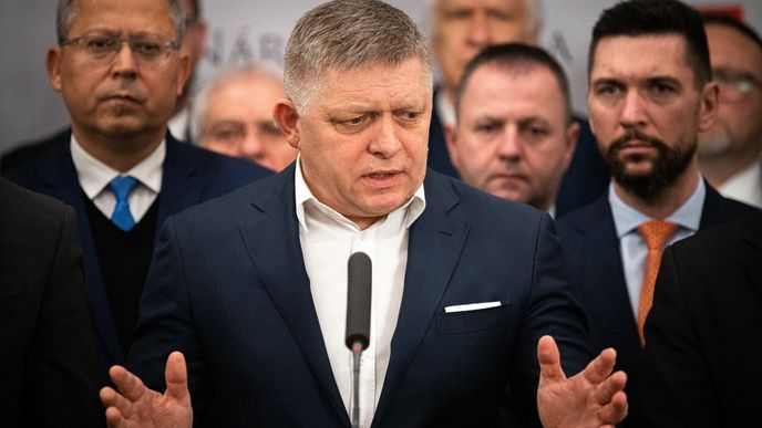 Slovenský expremiér Robert Fico míří podle posledních průzkumů k vítězství v předčasných volbách.