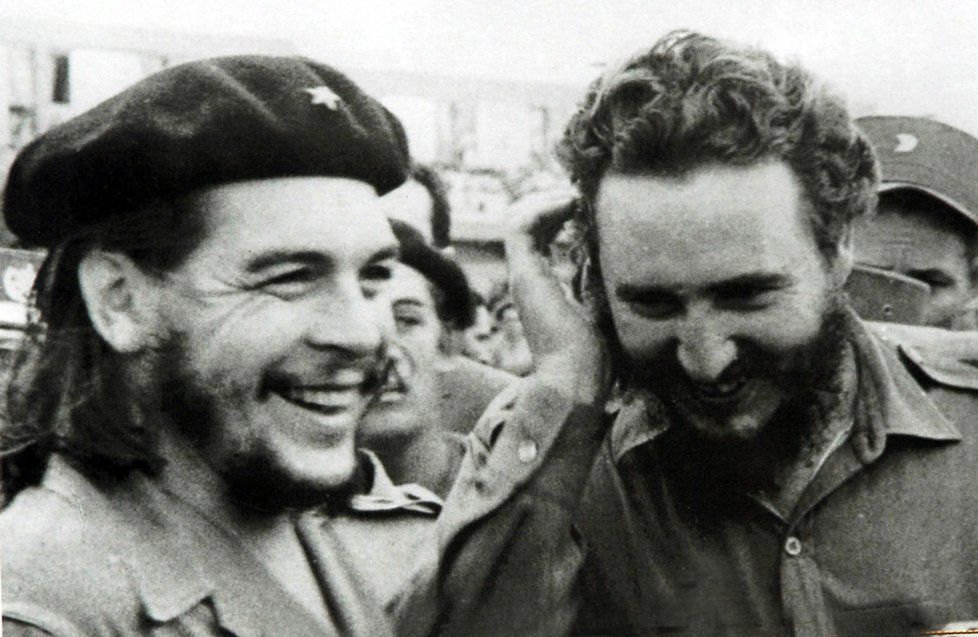 Fidel Castro a jeho přítel revolucionář Che Guevara v Havaně v říjnu 1959