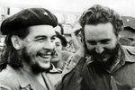 Fidel Castro a jeho přítel-revolucionář Che Guevara v Havaně v říjnu 1959